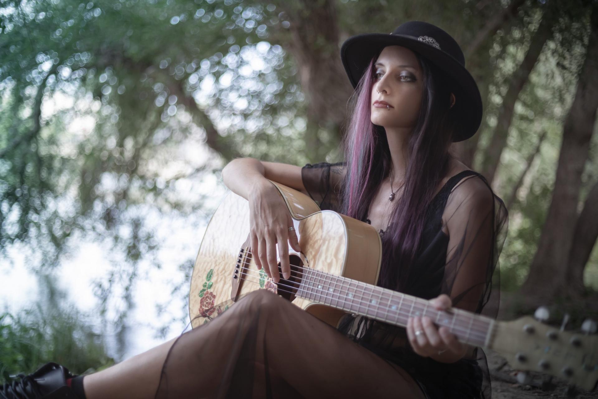 Cecile guitare autoportrait